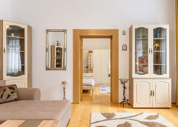 Centrul Vechi - 67sqm - 2min To Counsel Square